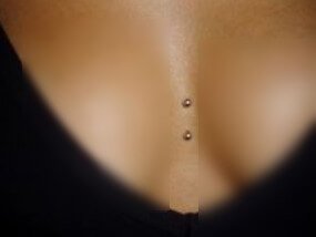 dermal-piercing-woman-chest-sternum